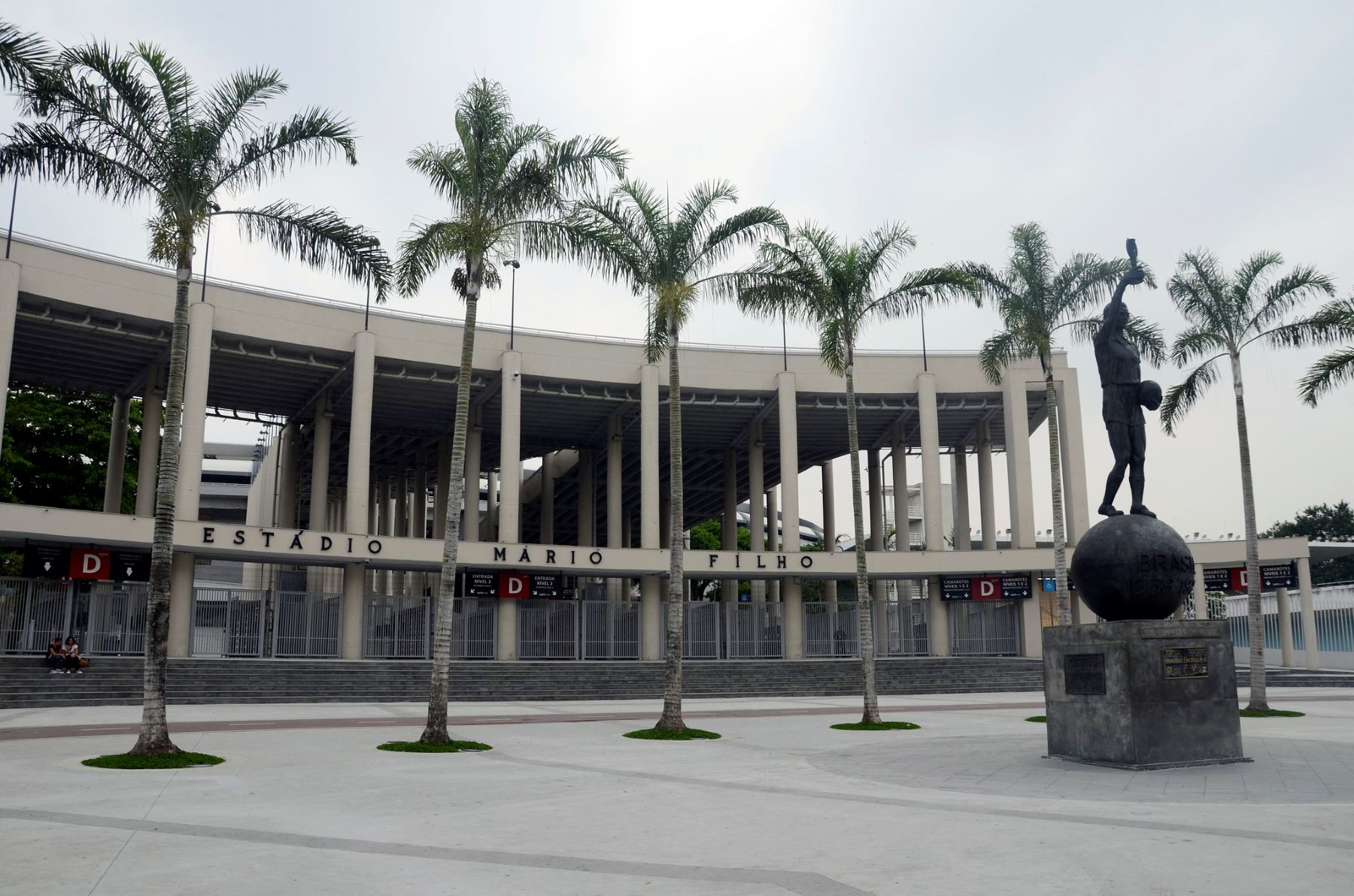 O estádio do Maracanã, batizado como Mário Filho, após a morte do jornalista em 1966: líder da luta para que o estádio fosse construído perto do centro do Rio (Foto: Alexandre Macieira / Riotur)