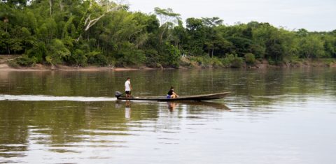 Indigenas atravessam o rio Putumayo, na fronteira entre Colômbia e Equador, parte de um mesmo território ancestral para etnias Siona e Inga: ameaça pela exploração de petróleo na Amazônia (Foto: Juan Carlos Contreras / InfoAmazonia)