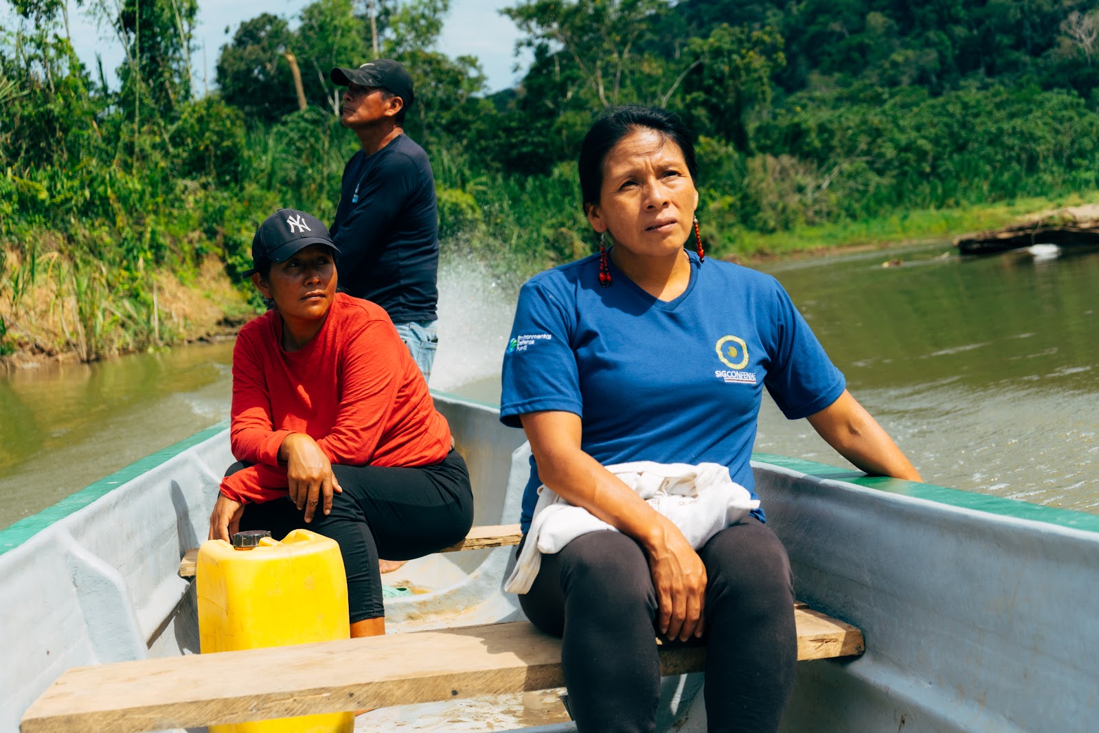 Rosa Aranda (de azul), presidenta da Moretecocha, comuna que reúne 11 aldeias do povo Kichwa: fiscalização de cumprimento de acordo por petroleira (Foto: Diego Lucero / InfoAmazonia)