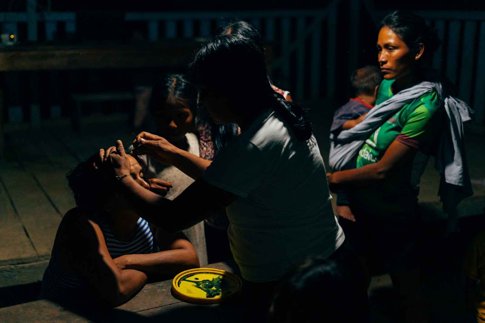 Rosa Aranda é pintada por mulheres da comunidad Kichwa de Piwiri, Pastaza, na Amazônia equatoria: resistência e negociação com as petroleiras (Foto: Diego Lucero / InfoAmazonia)