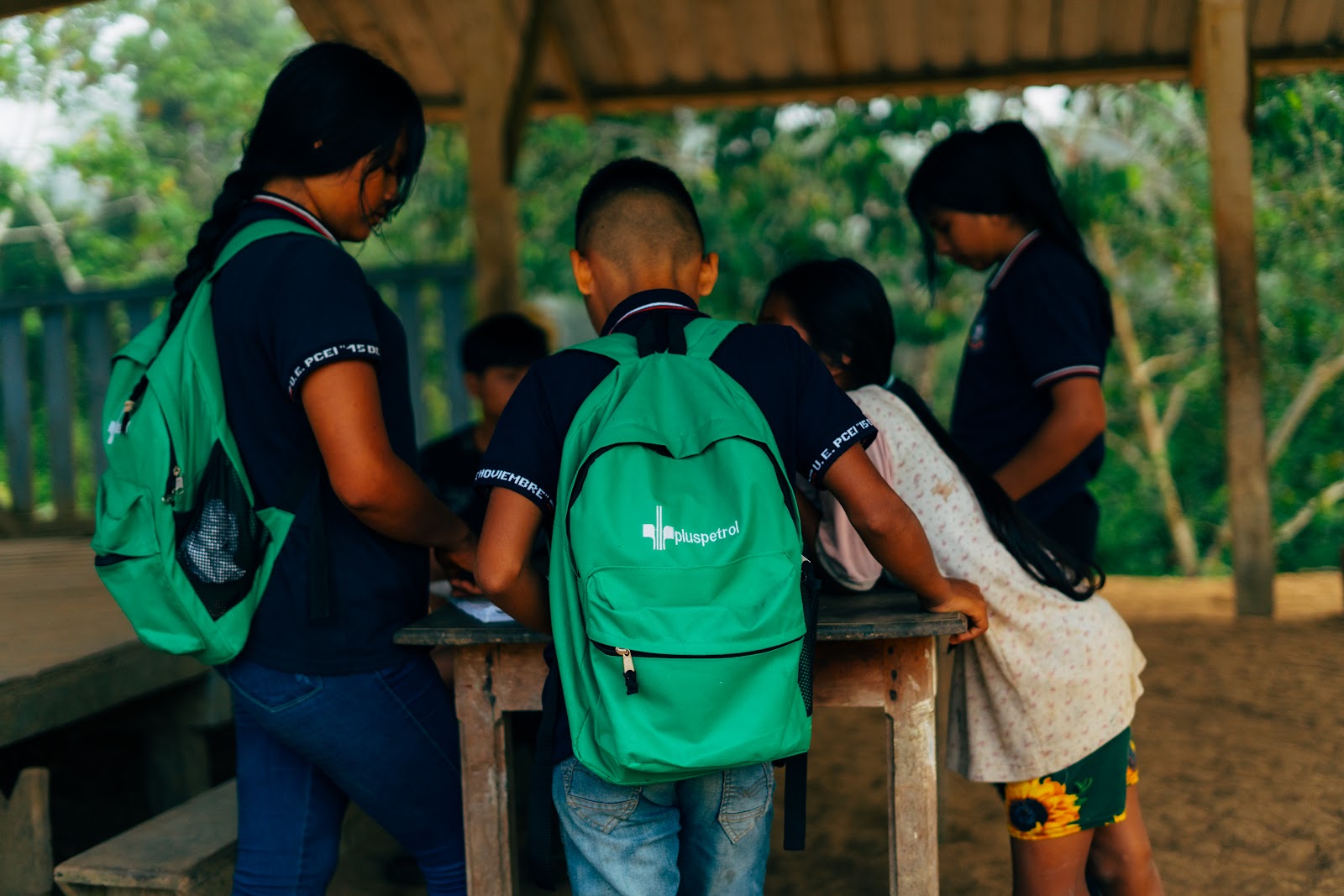 Crianças das comunidades indígenas Piwiri e Kamunwi estudam com mochilas, cadernos e lanches fornecidos pelas empresas de petróleo (Foto: Diego Lucero / InfoAmazonia)