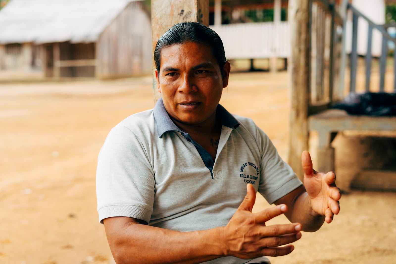Leonidas Vargas, da etnia Achuar, professor na escola da comunidade Piwiri: rodízio para atender alunos de idades diferentes (Foto: Diego Lucero / InfoAmazonia)