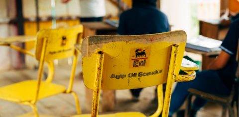 Sala de aula da aldeia Piwiri onde carteiras levam a logomarca da Agip Oil: petroleira italiana explorou a região por quase duas décadas (Foto: Diego Lucero / InfoAmazonia)