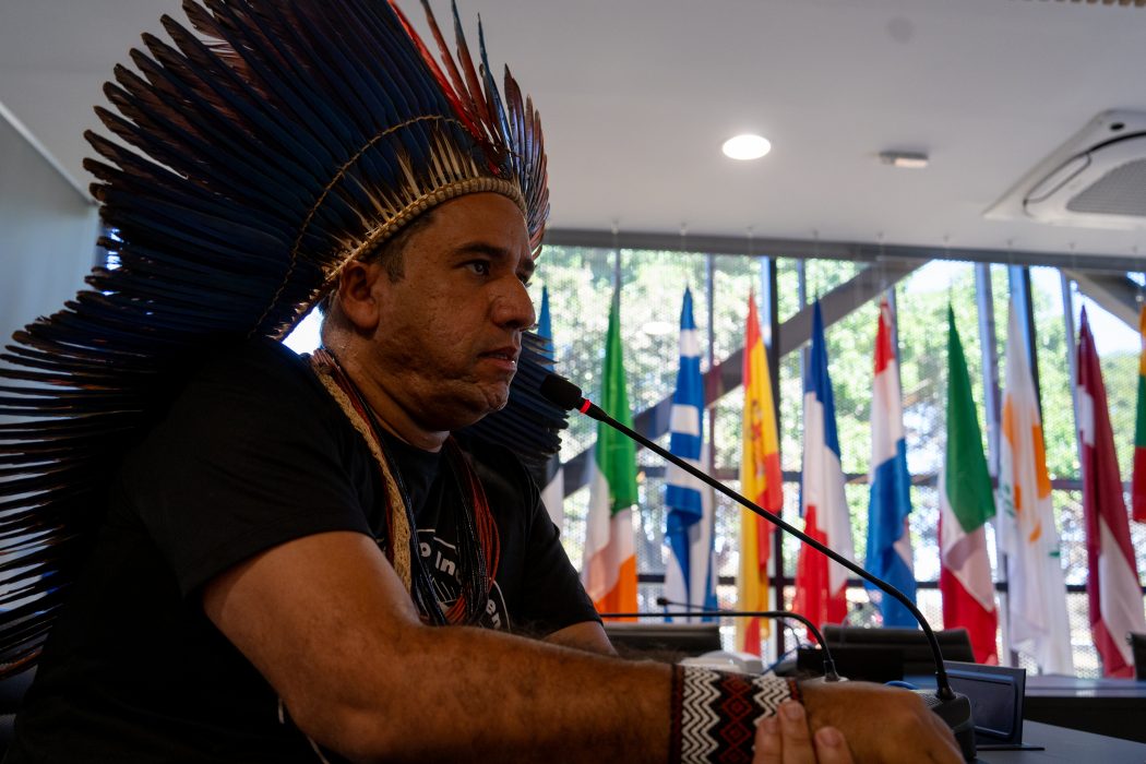 Dinamam Tuxá em reunião em Brasília: mais de mil indígenas já credenciados para a COP30, em Belém (Foto: Adi Spezia / Cimi)