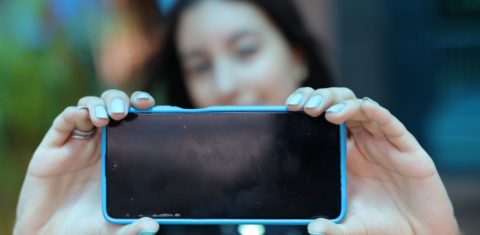Aluna de colégio de Brasília com seu celular: estudantes, pais e professores tentam se adaptar à proibição do uso do aparelho no ambiente escolar (Foto: Fábio Rodrigues-Pozzebom / Agência Brasil - 24/02/2025)
