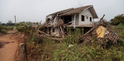 Um ano depois da enchente, o cenário ainda é de destruição em bairros de Cruzeiro do Sul, no Vale do Taquari: milhares de pessoas ainda vivem os impactos das chuvas de 2024 no Rio Grande do Sul (Foto: Joédson Alves / Agência Brasil - 27/04/2025)