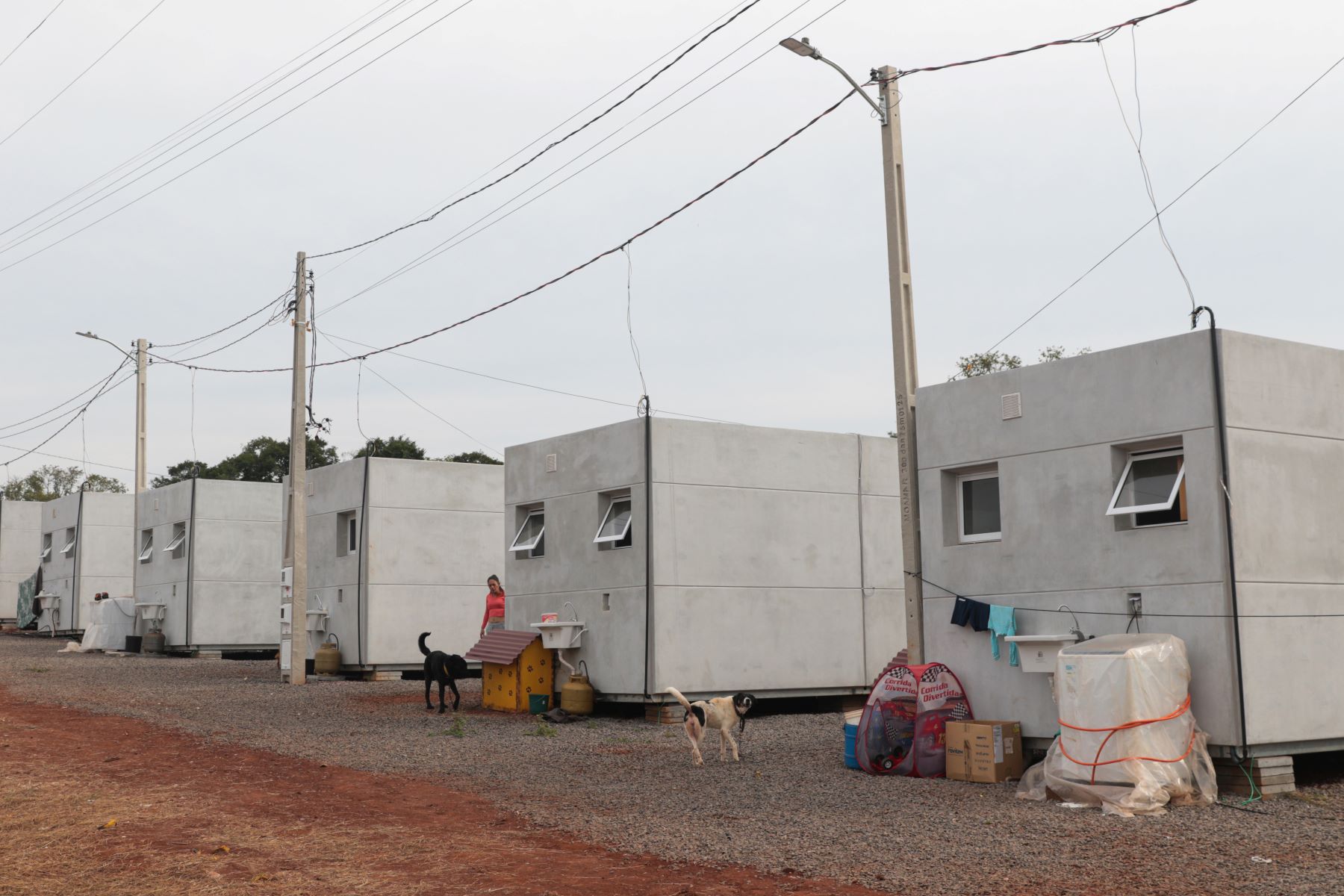 Casas temporárias ocupadas por vítimas das enchentes em Cruzeiro do Sul. no Vale do Taquari: um ano depois da tragédia climática, milhares de pessoas ainda vivem incerteza sobre novos lugares para morar (Foto: Joédson Alves / Agência Brasil - 27/05/4/2025)