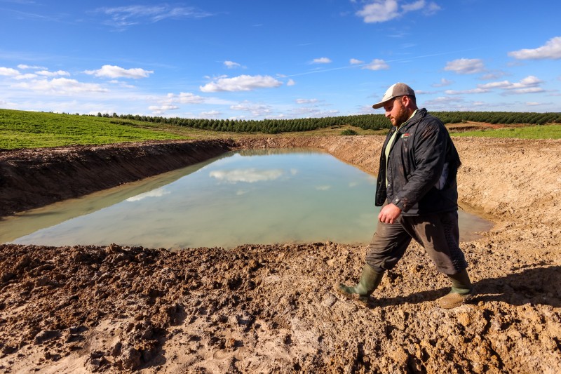 Açude escavado em propriedade rural em Triunfo: ações como irrigação para enfrentar seca extrema (Foto: Gustavo Mansur / Secom RS)
