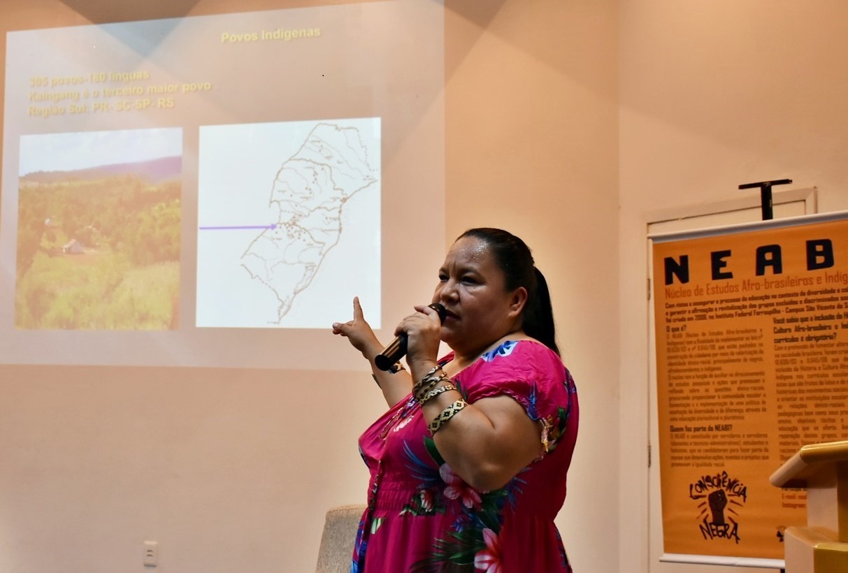 Laísa Kaingang em palestra: indígenas têm relação de relação de troca, respeito, e reciprocidade com a natureza (Foto: Instituto Federal Farroupilha / Divulgação)