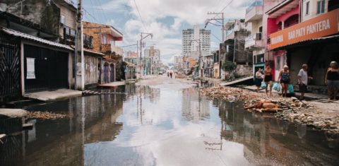 Rua alagada no bairro Pedreira em Belém: estudo mostra riscos climáticos na sede da COP30: ilhas de calor, erosões costeiras e inundações (Foto: Alexandra Tavares / Agência Belém)
