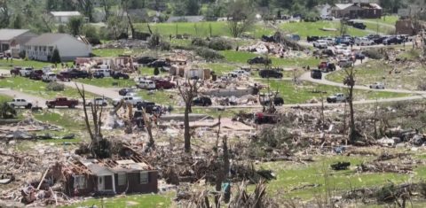 Área devastada por tornado em Louisville, no estado do Kentucky: EUA enfrentam temporada intensa de tornados com serviços de meteorologia desfalcado após cortes promovidos pelo Governo Trump (Foto: Reprodução TV WHAS11 / ABC)