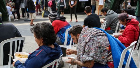 Distribuição de comida para pessoas em situação de rua em São Paulo: fome e preço dos alimentos aumentam em um mundo em crise (Foto: Cadu Pinotti / Agência Brasil - 13/05/2025)