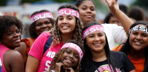 Jovens cristãs evangélicas na Marcha para Jesus, no centro do Rio de Janeiro: Censo 2022 mostra que evangélicos já são maioria em dois estados e 245 cidades brasileiras (Foto: Fernando Frazão / Agência Brasil - 24/05/2025)