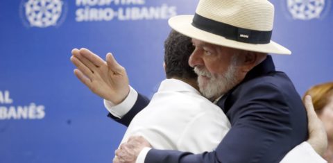 O presidente Lula, 79 anos, abraça médico após ter alta de hospital em São Paulo: planos de saúde excluem maioria dos idosos; quem tem mais de 70 anos sequer consegue receber orçamentos e muito menos contratar serviços (Foto: Paulo Pinto / Agência Brasil - 15/10/2024)