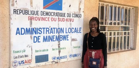 Julie Mudasumbwa em sua vila na República Democrática do Congo: história de resistência e transformação pela educação em país marcado pela pobreza e pela violência (Foto: Arquivo Pessoal)