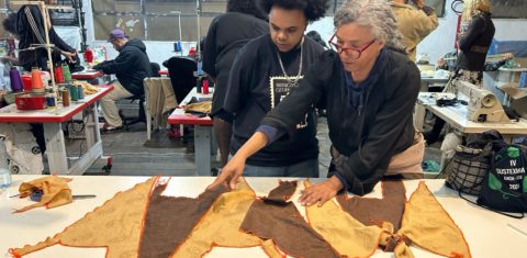 A cearense Dadivoza (de óculos) mostra sua criação no Ateliê TRANSmoras: projeto voltada para pessoas trans une moda, sustentabilidade e inclusão social (Foto: Divulgação)