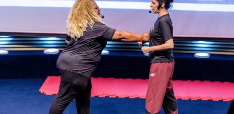 Marijane simula golpes em Amanda durante palestra em Santos: autodefesa feminina ajuda a salvar mulheres (Foto: Empodere-se)