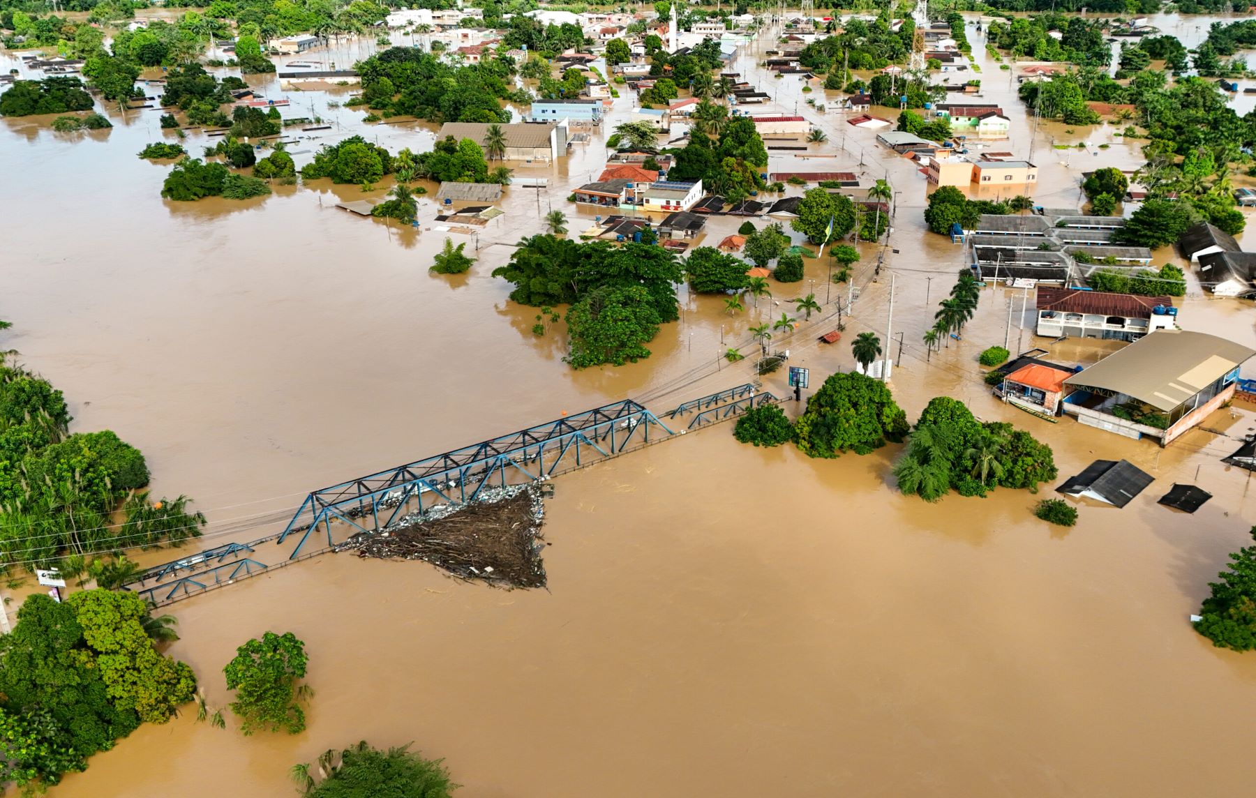 Cidade de Brasiléia submersa com enchente: extremos de chuva e seca impactam na produção de pequenos agricultores (Foto: Marcos Vicentti / Agência de Notícias do Acre)