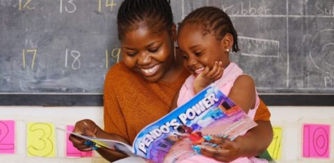 A queniana Lydia, com seu livro Pendo's Power, e a filha Amira: empoderamento de crianças e adolescentes contra abusos sexuais (Foto: Arquivo Pessoal)
