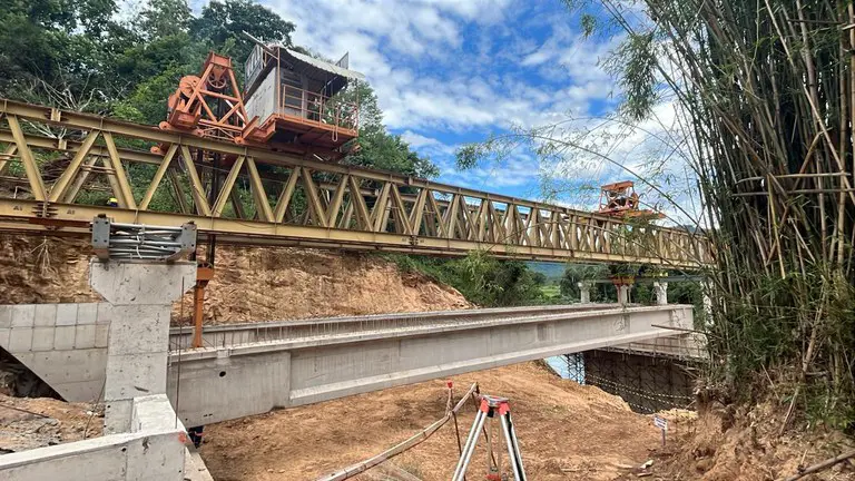 Foto colorida das obras de reconstrução da ponte sobre o rio Caí, no km 174 da BR-116/RS, entre os municípios de Nova Petrópolis e Caxias do Sul.
