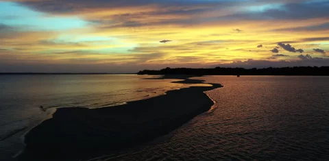 Foto colorida que mostra o Rio Tapajós no pôr do Sol, na Reserva Extrativista Tapajós-Arapiuns, Pará