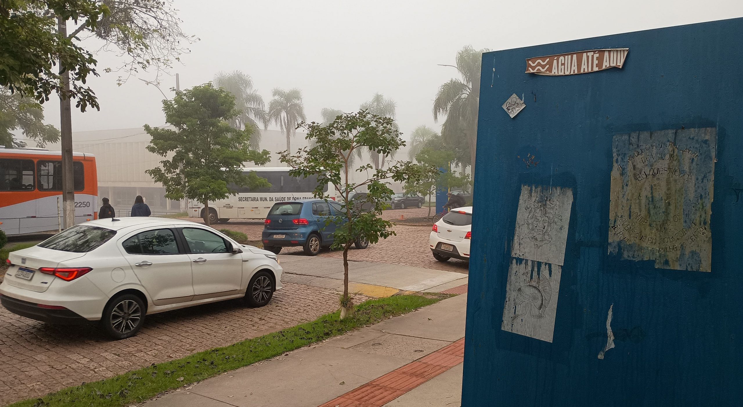 Foto colorida do adesivo do Água Até Aqui colado no campus da Universidade Federal de Santa Maria, no interior do Rio Grande do Sul