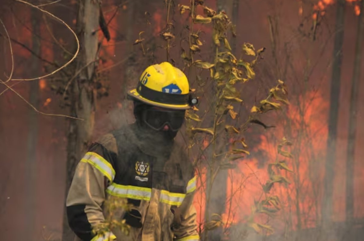 Bombeiros combatem incêndios florestais no Chile: aumento da temperatura, perto e até acima dos 40 graus e secas mais intensas e prolongadas facilitam avanço do fogo (Foto: Reprodução / Chilevision)