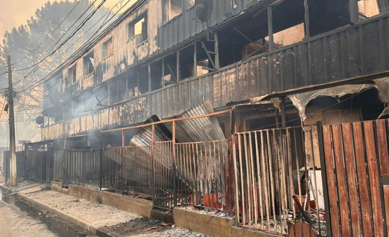 Residências destruídas pelo fogo no Chile: crise climática tornam incêndios mais comuns nos países andinos (Foto: Reprodução / Chilevision)