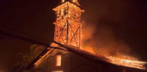 Igreja em chamas em Lurquen, no Chile: 20 mortos e 7 mil imóveis destruídos, e 50 mil pessoas evacuadas devidos aos incêndios florestais no Chile (Foto: Reprodução / Chilevision)