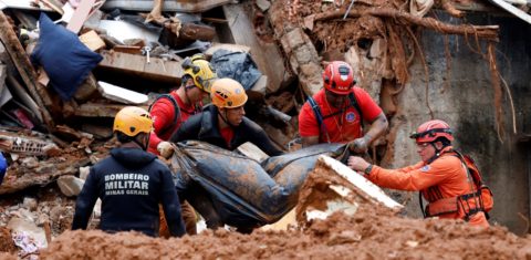 Soldados do Corpo de Bombeiros e voluntários fazem busca e resgate de pessoas em escombros de casas soterradas por lama após fortes chuvas em Juiz de Fora: mais de 30 mortos em Minas (Foto: Tânia Rêgo/Agência Brasil)