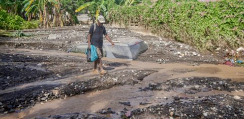 Destruição provocada pelo furacão Melissa no Haiti, em outubro de 2025: evento intensificado pela crise climática e o aquecimento global (Foto: PAHO)