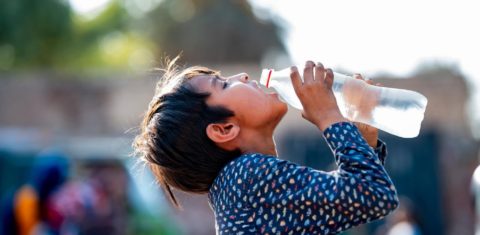Criança bebe água durante onda de calor no Paquistão: 90% das mortes causadas por altas temperaturas serão em países pobres, indica pesquisa (Foto: Unicef - 09/10/2024)