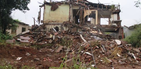 Foto colorida de uma casa em escombros na área de arraste, no bairro Navegantes, em Arroio do Meio