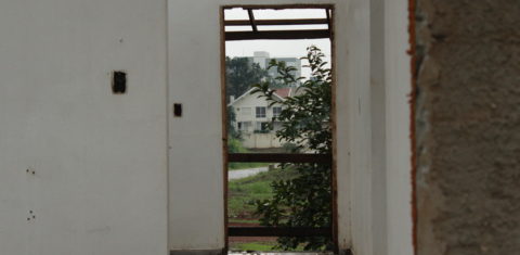 Foto de portal de casa com outra residência ao fundo