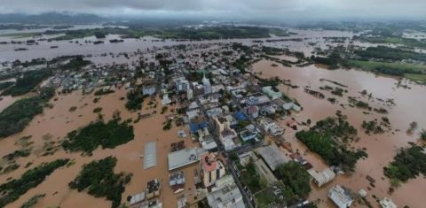 Foto colorida da cidade de Arroio do Meio submersa após as enchentes de setembro de 2023
