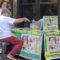 osto de venda e troca ambulante nas ruas do Rio: febre do álbum de figurinhas chegou antes da Copa do Mundo 2026 (Foto: Oscar Valporto)