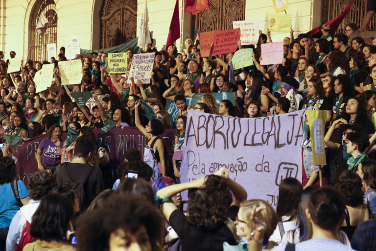 Foto colorida de manifestação do Marea Verde organizou manifestações em massa pela legalização do aborto na Argentina, com desdobramentos no Brasil, como a marcha realizada no Rio de Janeiro em 2018 (Foto: Fernando Frazão/Agência Brasil)