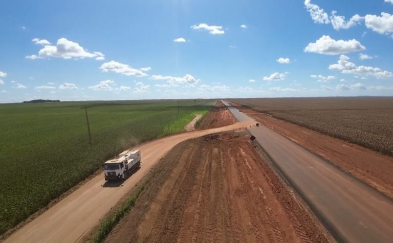 Foto colorida que mostra caminhão andando em trecho da rodovia transcerrado, parte do Anel Rodoviário da Soja, no Piauí