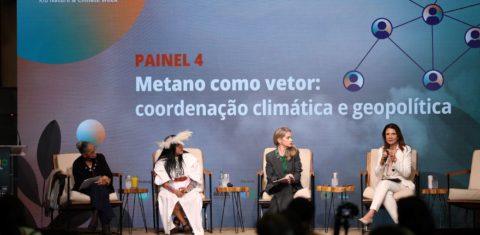 Ana Toni fala no debate com as ex-ministras Marina Silva e Sonia Guajajara, mediado por Leila Sterenberg: desafio é tornar tema técnico, a redução das emissões de metano, em "agenda compreendida e abraçada pela sociedade” (Foto: Fernando Souza / Divulgação)