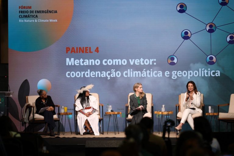 Ana Toni fala no debate com as ex-ministras Marina Silva e Sonia Guajajara, mediado por Leila Sterenberg: desafio é tornar tema técnico, a redução das emissões de metano, em "agenda compreendida e abraçada pela sociedade” (Foto: Fernando Souza / Divulgação)