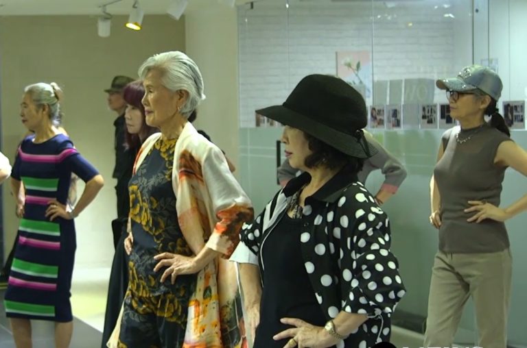 Desfile de modas voltado para pessoas mais idosas na Coreia do Sul: país mostra que envelhecimento populacional não é uma sentença de morte econômica (Foto: Reprodução / ABC News)
