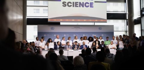 Ato em defesa da Ciência durante conferência climática da ONU em Bonn: ataques dos interessados em manter a produção de combustíveis fósseis (Foto: Kiara Worth -IISD/ENB)