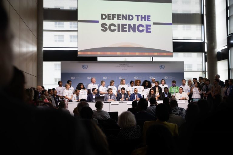 Ato em defesa da Ciência durante conferência climática da ONU em Bonn: ataques dos interessados em manter a produção de combustíveis fósseis (Foto: Kiara Worth -IISD/ENB)