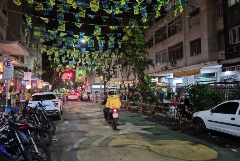 Rua embandeirada e com asfalto pintado em Copacabana: Copa do Mundo 2026 gera febre coletiva até em quem não gosta de futebol (Foto: Oscar Valporto)
