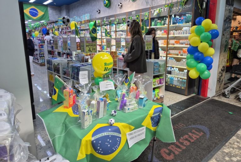 Farmácia decorada com cores do Brasil e temas do futebol na Zona Sul do Rio: volta do pachequismo e do complexo de vira-latas (Foto: Oscar Valporto)