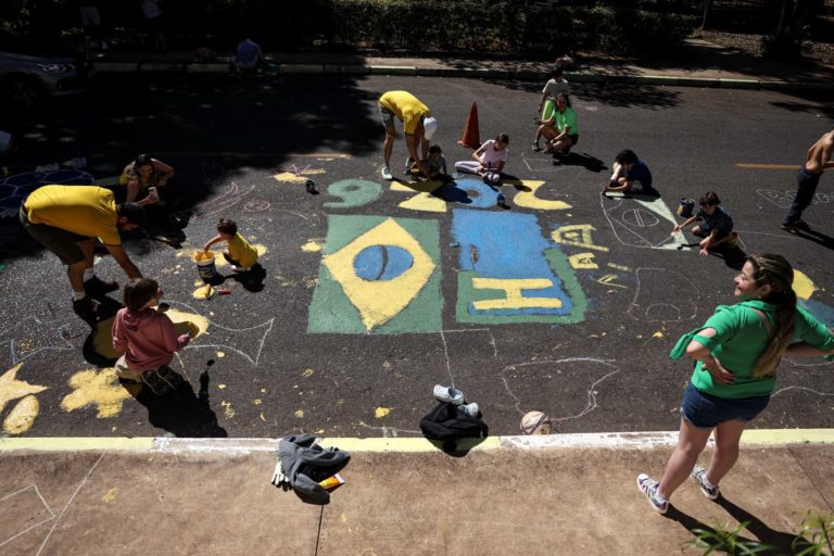 Crianças e adultos pintam rua em Brasília: febre coletiva com a chegada da Copa do Mundo 2026 (Foto: Marcelo Camargo / Agência Brasil)