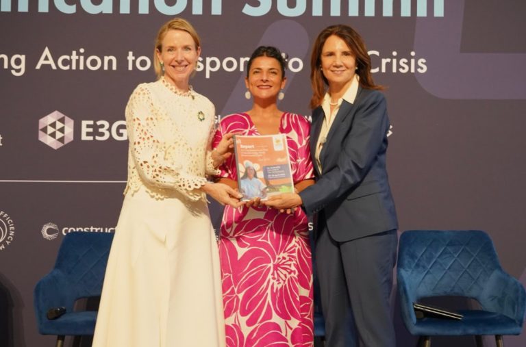 Stientje van Veldhoven e Irene Vélez Torres, ministras do Meio Ambiente dos Países Baixos e da Colômbia, entregam relatório da Conferência de Santa Marta à diretora executiva da COP30, Ana Toni: caminho para transição para longe dos combustíveis fósseis (Foto: Wilder García / Ministério do Meio Ambiente e Desenvolvimento Sustentável da Colômbia)