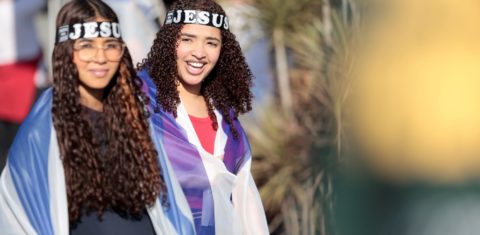 Jovens cristãs na Marcha para Jesus em São Paulo: Hegemonia histórica do catolicismo foi progressivamente substituída por um cenário de crescente pluralidade religiosa, marcado pela expansão evangélica, pelo crescimento dos sem religião e pela diversificação das formas de pertencimento religioso (Foto: Paulo Pinto / Agência Brasil - 19/06/2025)