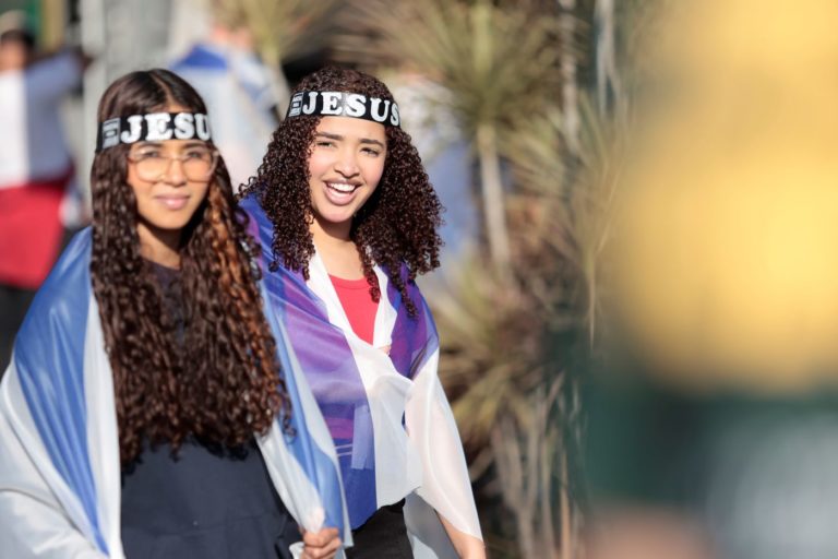 Jovens cristãs na Marcha para Jesus em São Paulo: Hegemonia histórica do catolicismo foi progressivamente substituída por um cenário de crescente pluralidade religiosa, marcado pela expansão evangélica, pelo crescimento dos sem religião e pela diversificação das formas de pertencimento religioso (Foto: Paulo Pinto / Agência Brasil - 19/06/2025)