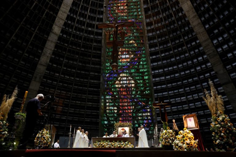 Missa na Catedral Metropolitana do Rio: durante mais de quatro séculos, Igreja Católica dominou quase absoluta a vida religiosa nacional, desempenhando papel central na organização da vida social, familiar e comunitária (Foto: Fernando Frazão / Agência Brasil - 21/04/2025)